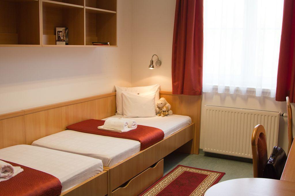 Uni-Hotel Diakotthon Miskolc Værelse billede
